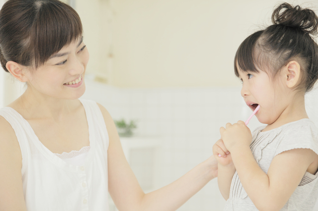 歯磨きをするお子さま